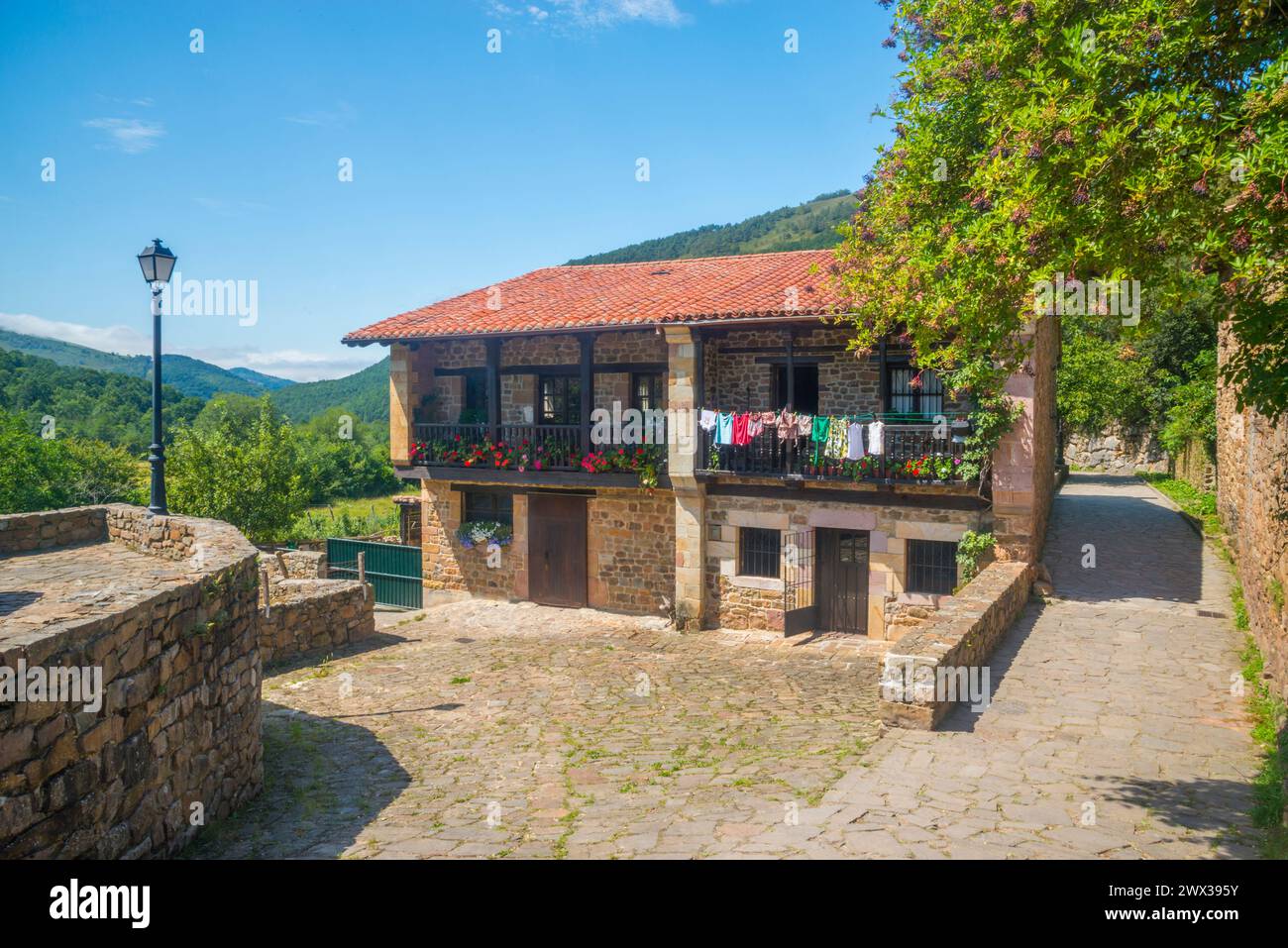 Case tradizionali. Barcena Mayor, Cantabria, Spagna. Foto Stock