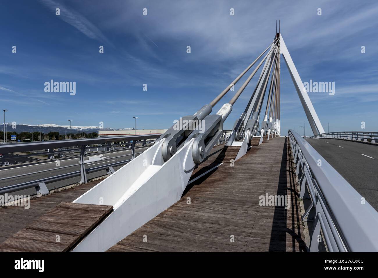 Ponte con passerella pedonale e corsie per veicoli con rinforzi in metallo per sostenere la struttura Foto Stock