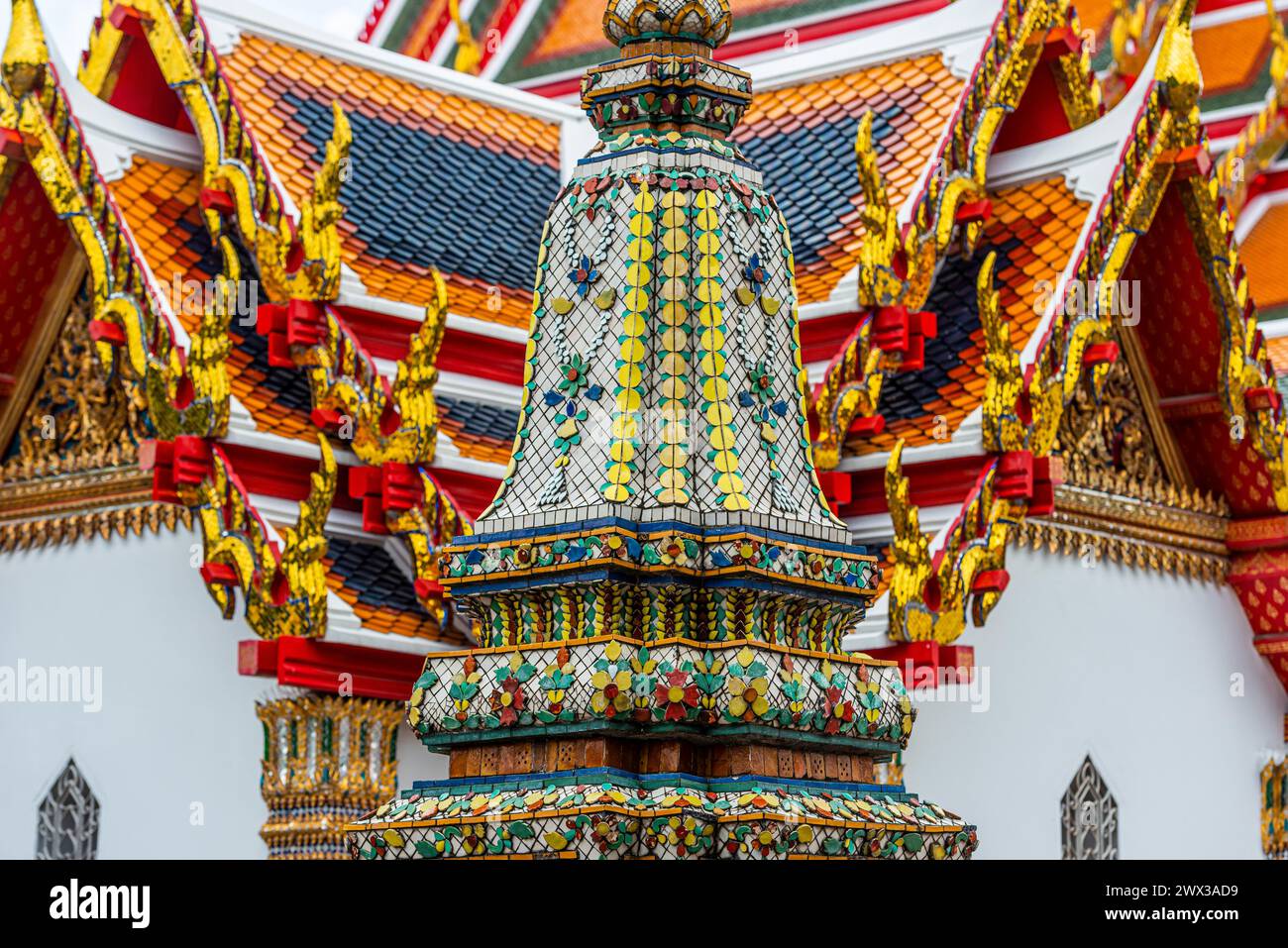 Edificio ornato al tempio di Wat Pho, buddismo, religione, religione mondiale, arte, architettura, architettura, cultura, credere, fede, pace, asiatica Foto Stock