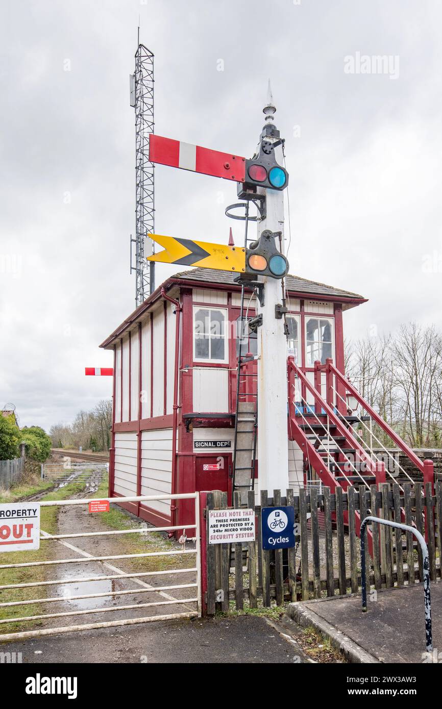 Segnale di semaforo in un sito non operativo adiacente alla stazione ferroviaria Settle, North Yorkshire, Yorkshire Dales. Foto Stock