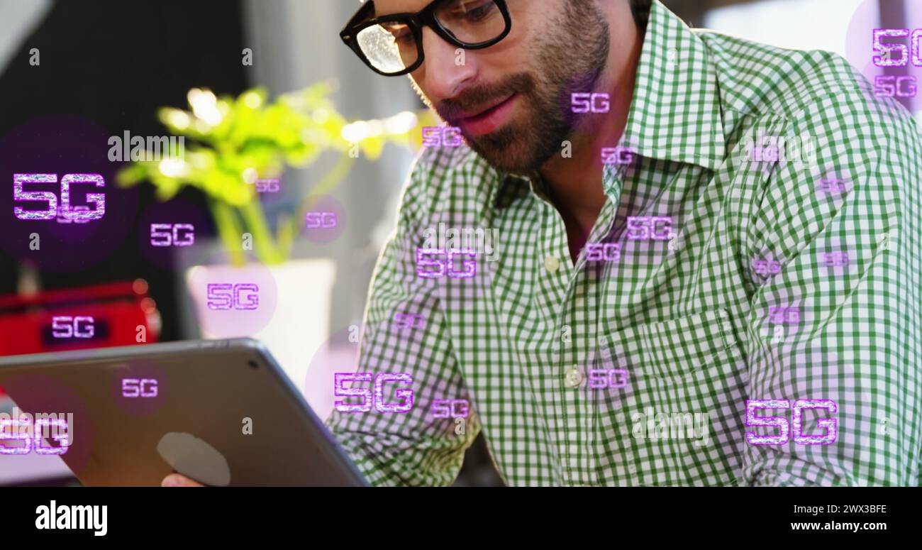 Immagine di più testi da 5 g su un sorridente uomo caucasico che guarda l'immagine su un tablet digitale nei bar. Composito digitale, esposizione multipla, business, bever Foto Stock