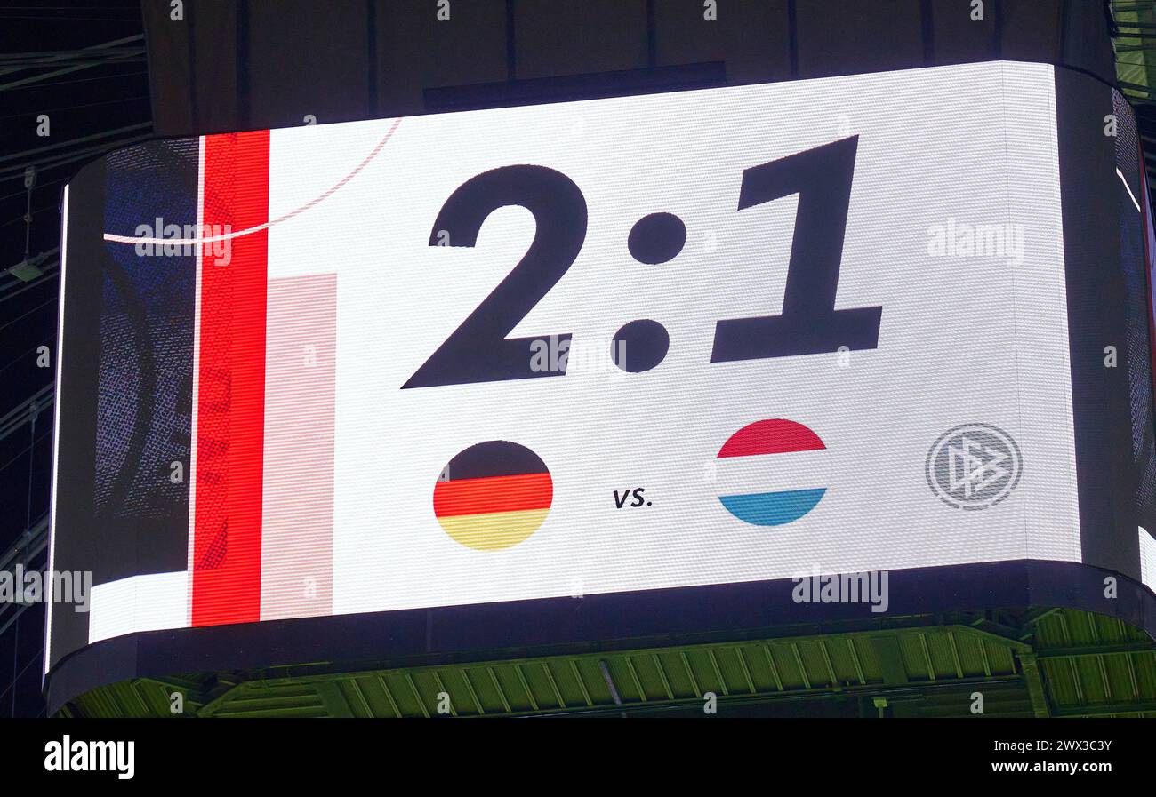Tabellone, schermo, tabellone, digitale, LED, display, monitor, risultato finale, anzeigetafel, Endergebnis, Ergebnis, Anzeige, in amichevole GERMANIA - PAESI BASSI DEUTSCHLAND - NIEDERLANDE in preparazione ai Campionati europei 2024 il 26 marzo 2024 a Francoforte, Germania. © Peter Schatz / Alamy Live News Foto Stock