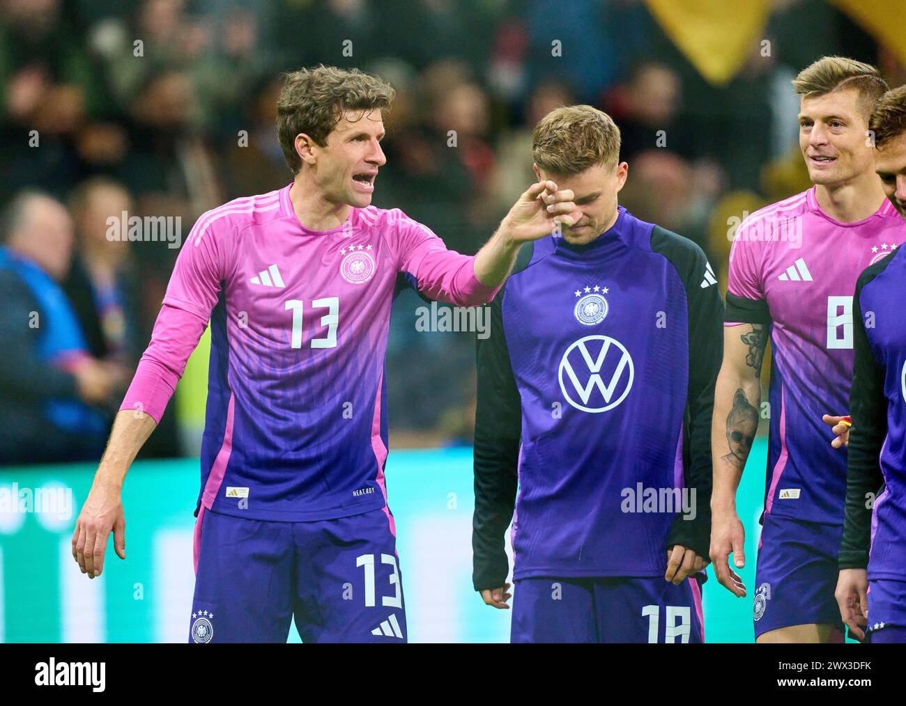 Thomas Müller, Mueller, DFB 13 Joshua Kimmich, DFB 6 Toni Kroos, DFB 8 festeggiano con i tifosi dopo l'amichevole GERMANIA - PAESI BASSI 2-1 DEUTSCHLAND - NIEDERLANDE 2-1 in preparazione ai Campionati europei 2024 il 26 marzo 2024 a Francoforte, Germania. © Peter Schatz / Alamy Live News Foto Stock