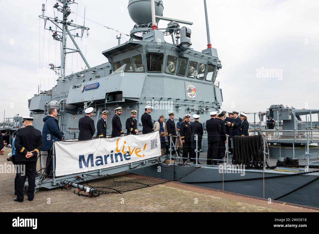 Kiel, 27.03.2024, Marinestützpunkt, Fregattenkapitän Inka von Puttkamer übernimmt als erste Frau mit dem 3. Minensuchgeschwader einen Kampfverband der Deutschen Marine. Flottillenadmiral Helge Sascha Rackwitz übergibt ihr das Kommando von Fregattenkapitän Carsten Schlüter in einer feierlichen Zeremonie *** Kiel, 27 03 2024, base navale, il capitano della fregata Inka von Puttkamer è la prima donna a prendere il comando di un'unità da combattimento della Marina tedesca con la flottiglia di 3 dragamine Squadron, l'ammiraglio Helge Sascha Rackwitz le consegna il comando dal capitano di fregata Carsten Schlüter in una cerimonia festosa Foto Stock