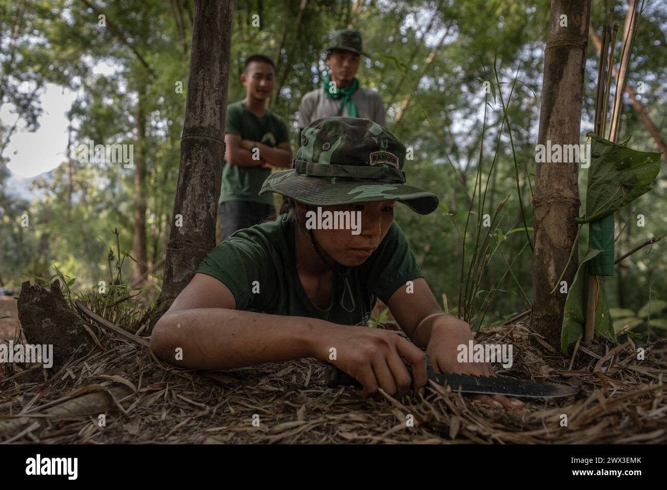 Chris Huby/le Pictorium - Birmania - Free Burma Rangers - 29/12/2023 - Birmania/Stato Karen - Free Burma Rangers camp - fake demining zone, uno dei tanti test per ottenere il diploma FBR dopo 4 mesi di allenamento intensivo. Dai campi profughi ai villaggi bombardati, incontra una popolazione martirizzata dalla giunta e scopri l'azione umanitaria dell'FBR. La Birmania ha continuato la sua discesa all'inferno negli ultimi tre anni, con quasi totale indifferenza, ed è importante riferire sull'impegno del FBR nei confronti di queste persone, che contano più che mai sull'opinione pubblica internazionale a venire Foto Stock