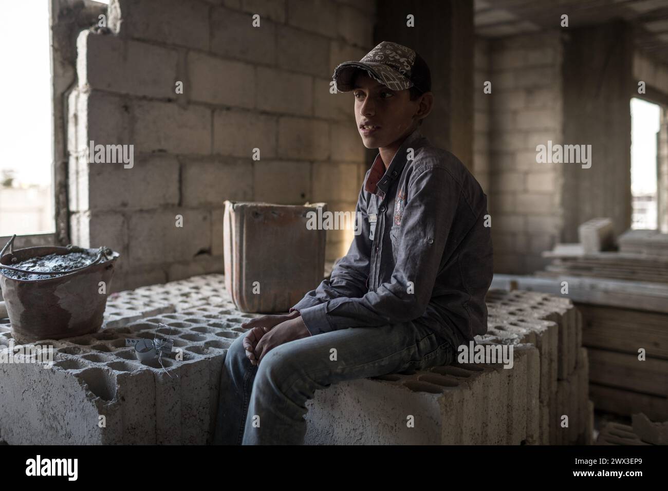 Raqqa, Siria. 5 ottobre 2023. Chris Huby/le Pictorium - Siria - la difficile ricostruzione di Raqqa - 05/10/2023 - Siria/siria settentrionale/Raqqa - nei numerosi siti di ricostruzione della città, oltre 3.000 bambini lavorano in condizioni non sicure. Generalmente privati della scuola, accompagnano i loro padri. Crediti: LE PICTORIUM/Alamy Live News Foto Stock