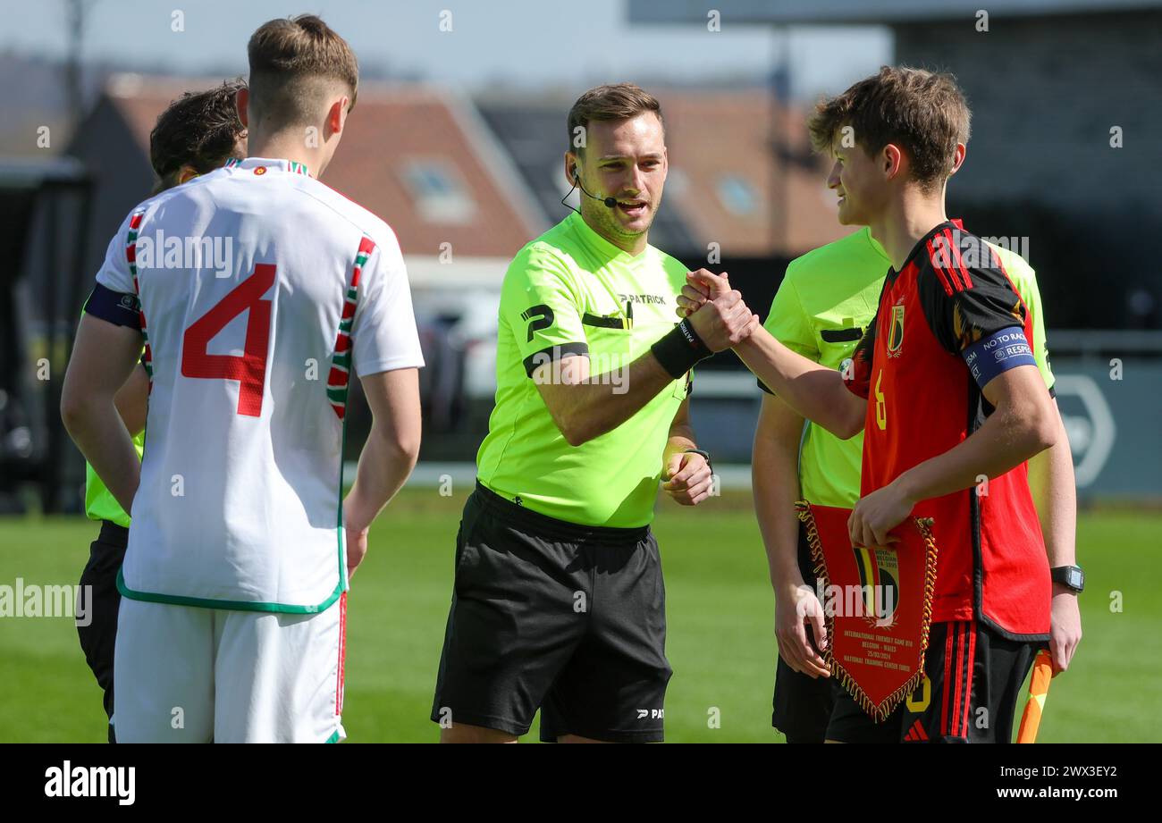 Tubize, Belgio. 25 marzo 2024. Dylan Lawlor (4) del Galles, arbitri e Alfie Tuck (6) del Galles durante la cerimonia del lancio della moneta in occasione di una partita amichevole di calcio tra le nazionali Under 18 del Belgio e del Galles lunedì 25 marzo 2024 a Tubize, Belgio . Crediti: Sportpix/Alamy Live News Foto Stock