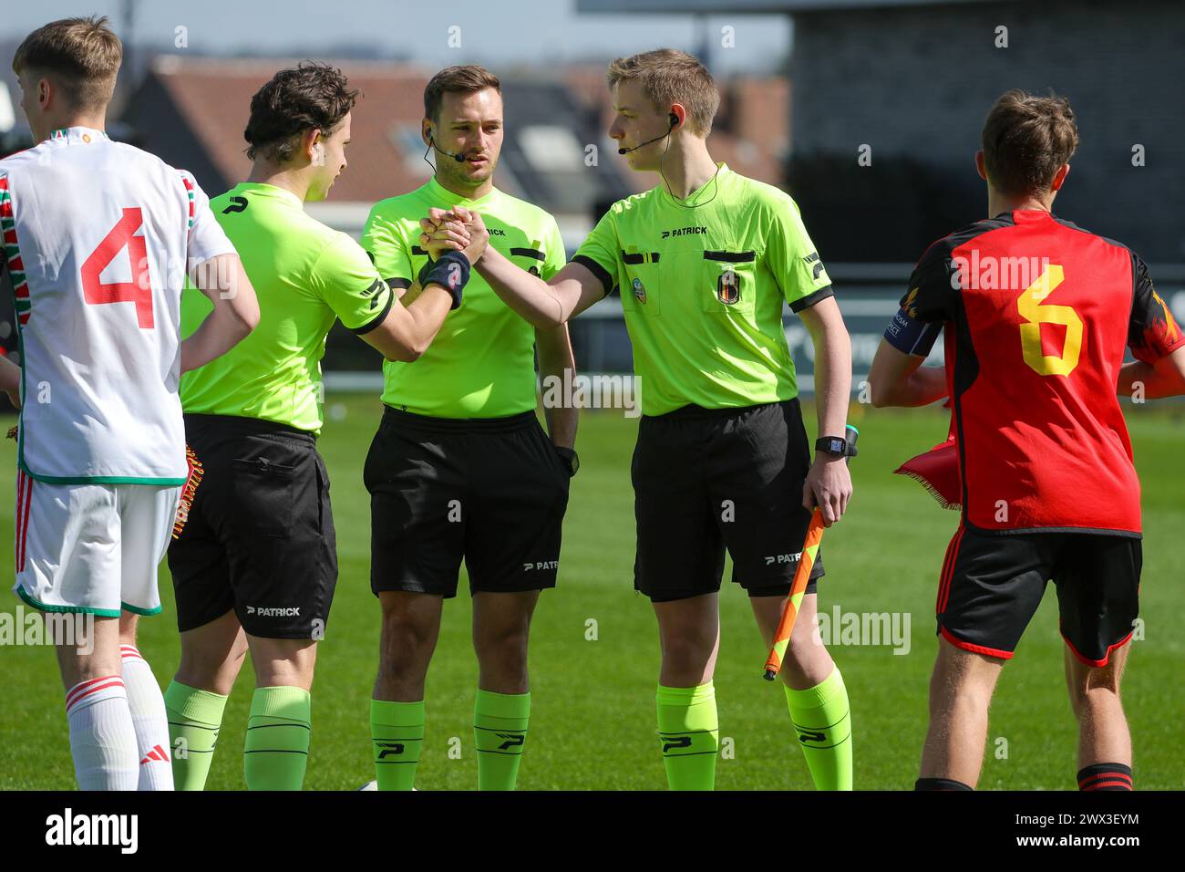 Tubize, Belgio. 25 marzo 2024. Dylan Lawlor (4) del Galles, arbitri e Alfie Tuck (6) del Galles durante la cerimonia del lancio della moneta in occasione di una partita amichevole di calcio tra le nazionali Under 18 del Belgio e del Galles lunedì 25 marzo 2024 a Tubize, Belgio . Crediti: Sportpix/Alamy Live News Foto Stock