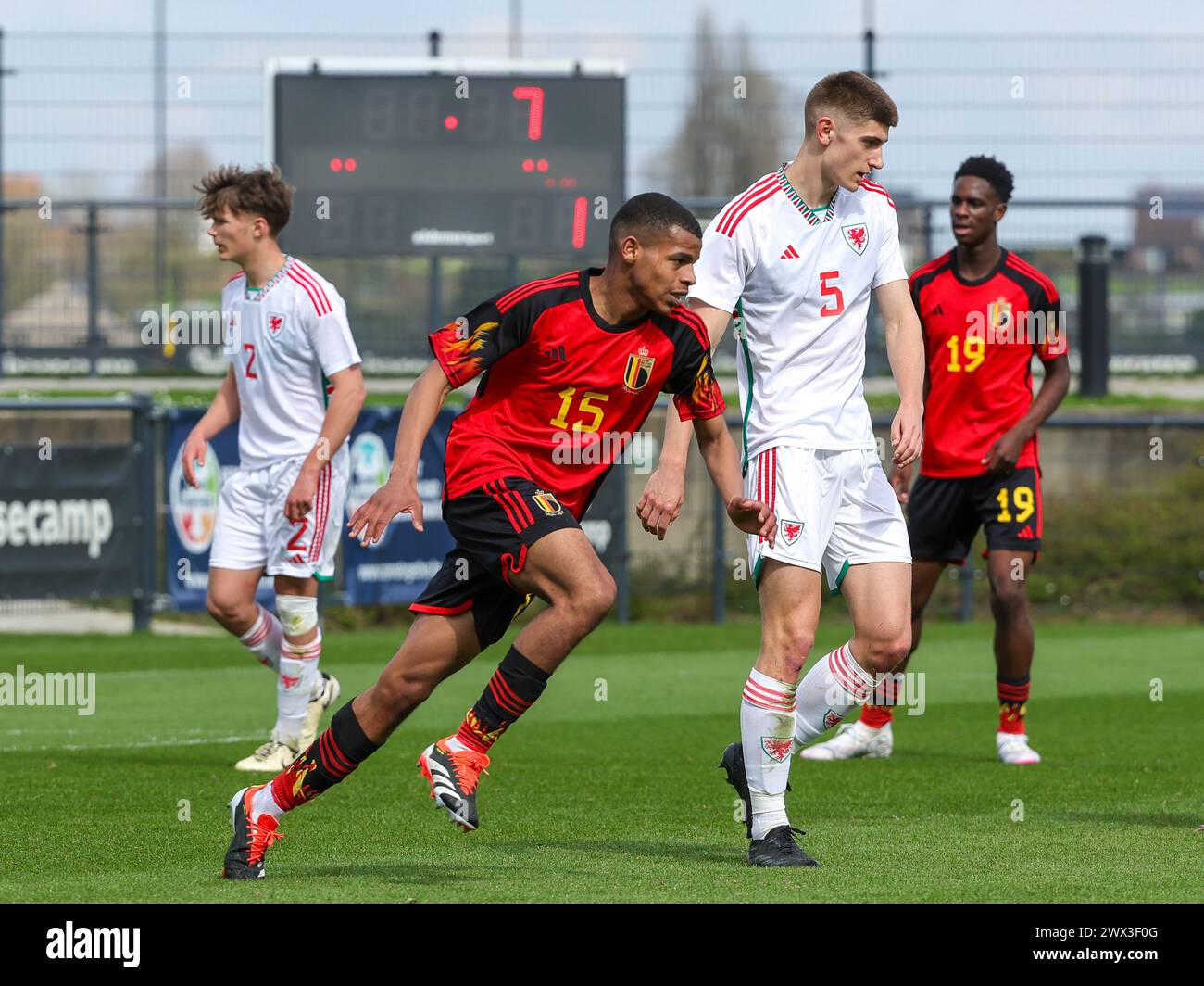 Tubize, Belgio. 25 marzo 2024. Daniel Tshilanda Kabongo (15) del Belgio e Daniel Cox (5) del Galles nella foto di lunedì 25 marzo 2024 a Tubize, Belgio, durante una partita amichevole tra le nazionali under 18. Crediti: Sportpix/Alamy Live News Foto Stock