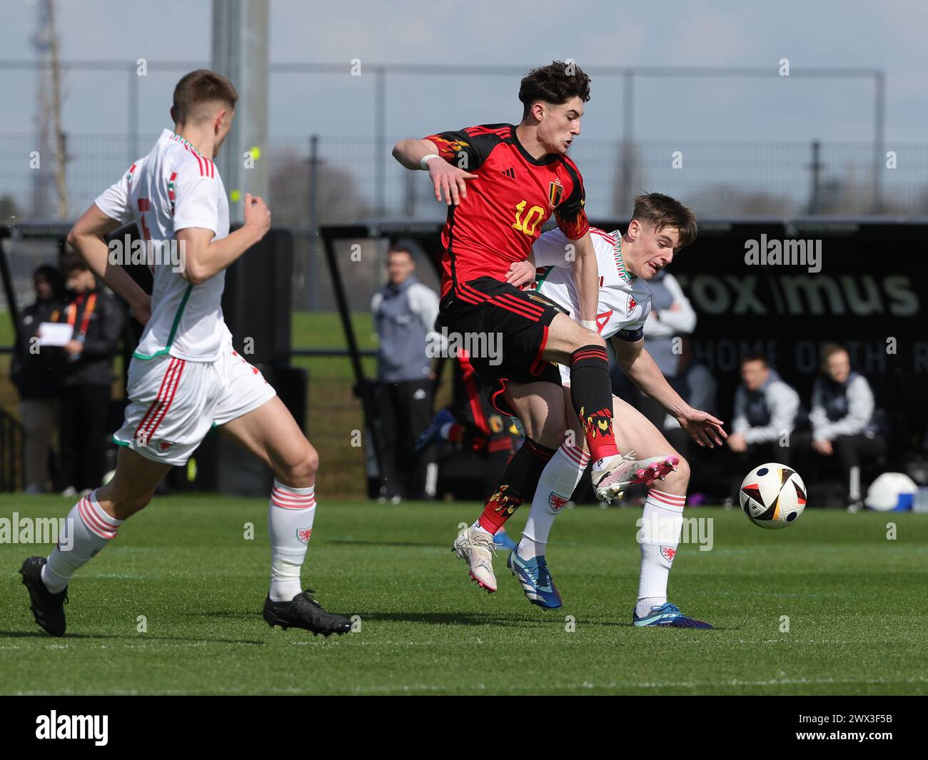 Tubize, Belgio. 25 marzo 2024. Daniel Cox (5) del Galles, Robin Mirisola (10) del Belgio e Dylan Lawlor (4) del Galles, nella foto di lunedì 25 marzo 2024 a Tubize, Belgio, durante una partita amichevole di calcio tra le nazionali Under 18. Crediti: Sportpix/Alamy Live News Foto Stock