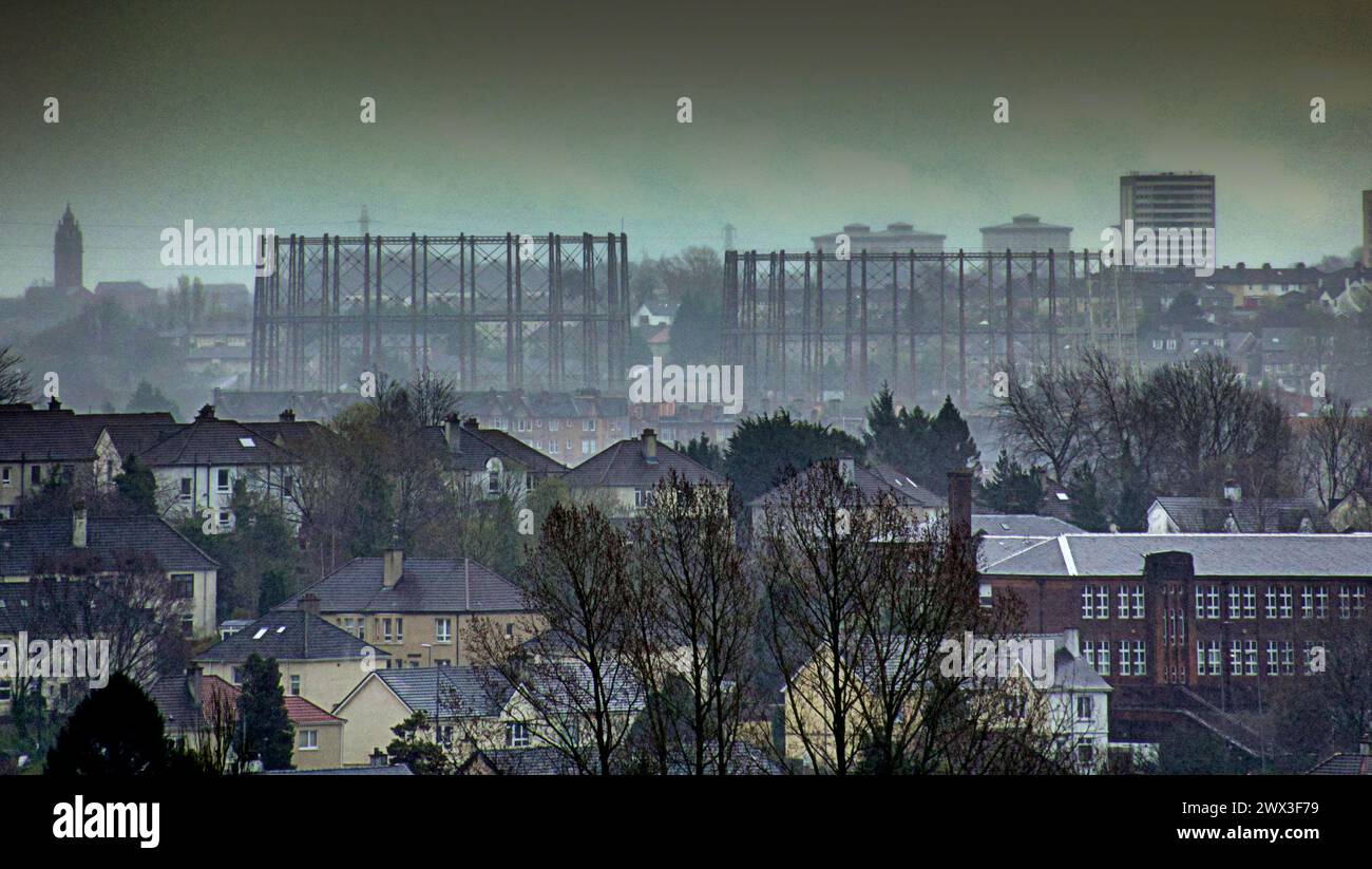 Glasgow, Scozia, Regno Unito. 27 marzo 2024: Regno Unito Meteo: Pioggia intensa e tempesta vede l'inizio della tempesta nelson meteo previsto per Pasqua sui gasometri di kelvindale. Credit Gerard Ferry/Alamy Live News Foto Stock