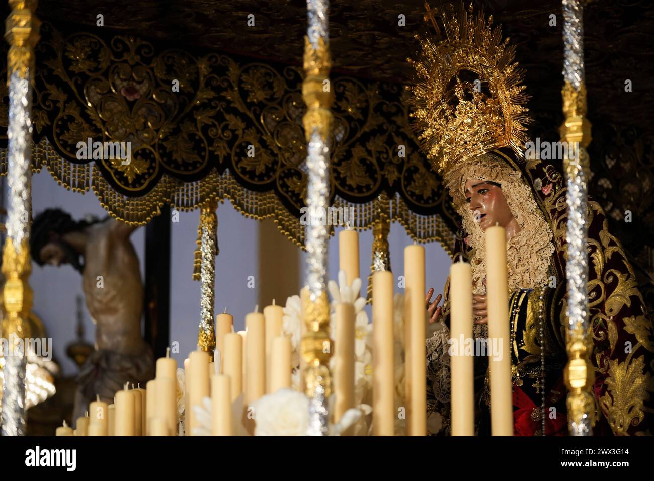 The Christ of the Health and the Virgin of the Refuge of the Brotherhood of San Bernardo, on March 27, 2024, in Seville, Andalusia (Spain). The Holy Wednesday dawns in Seville with forecast of showers, which makes foresee that it will not be possible that the great majority of the brotherhoods can make the Station of Penitence. 27 MARCH 2024 María José López / Europa Press 03/27/2024 (Europa Press via AP) Foto Stock