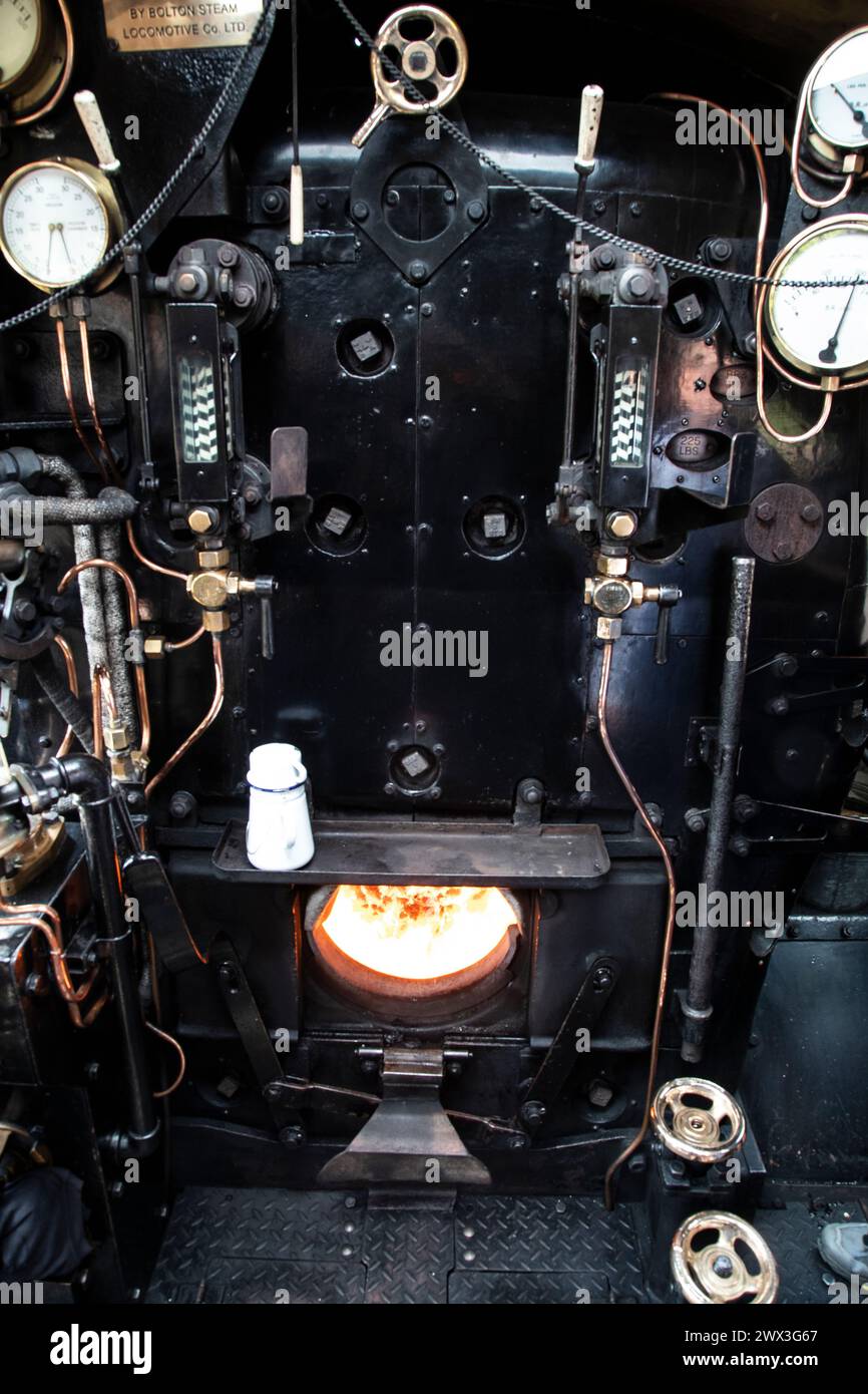 Sulla pedana della locomotiva a vapore Standard Classe 5 numero 73156 della Great Central Railway, Leicester, Inghilterra Foto Stock