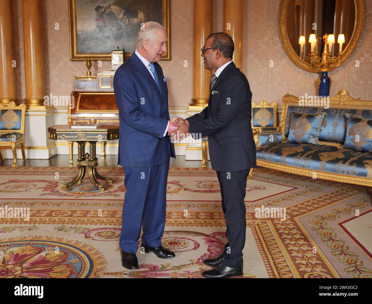 Re Carlo III (a sinistra) durante un'udienza con Mohamed Nasheed, Segretario generale del Climate vulnerabile Forum a Buckingham Palace, Londra. Data foto: Mercoledì 27 marzo 2024. Foto Stock