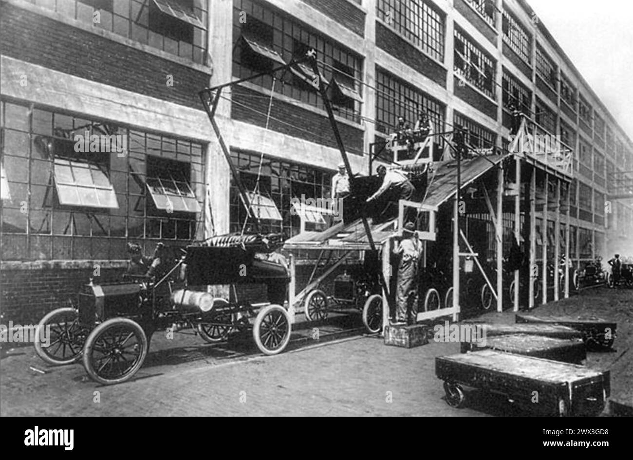 FORD MODEL T uscì dalla linea di produzione presso lo stabilimento di Highland Park nel Michigan nel 1913 Foto Stock