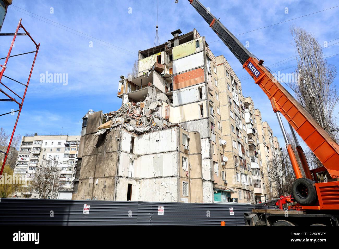 ODESA, UCRAINA - 27 MARZO 2024 - sono iniziati i lavori per smantellare parte della sezione di un edificio residenziale di 9 piani su Dobrovolskoho Avenue, colpito da un drone russo il 2 marzo, Odesa, Ucraina meridionale. Foto Stock