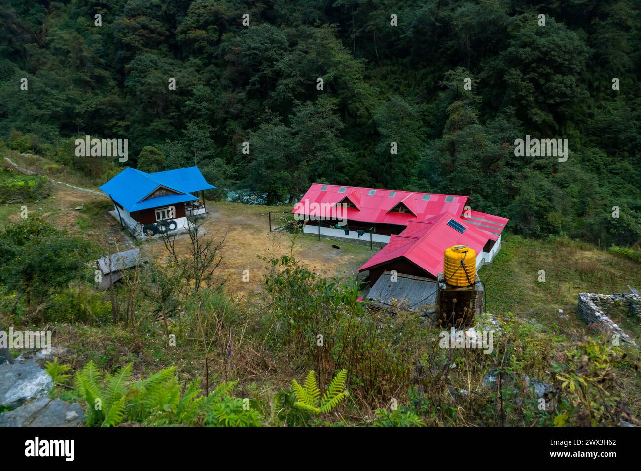 Villaggio di Thangyam Amjilosa a Taplejung, Nepal, che cade durante il trekking del campo base di Kanchenjunga Foto Stock