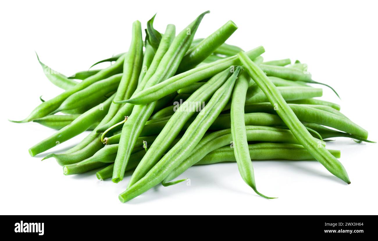 Mucchio di fagioli verdi crudi isolati su sfondo bianco. Foto Stock