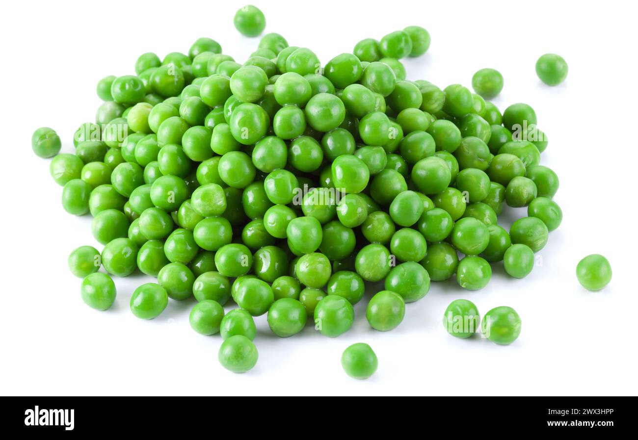 Mucchio di piselli verdi crudi isolati su sfondo bianco. Foto Stock