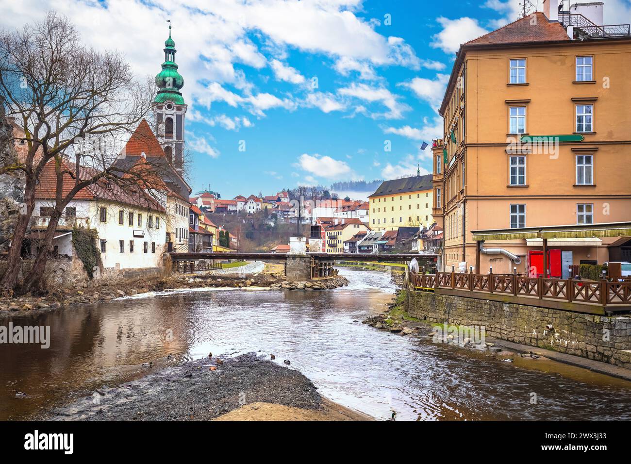 Cesky Krumlov architettura scenica e vista dell'alba sul fiume Moldava, regione della Boemia meridionale della Repubblica Ceca Foto Stock