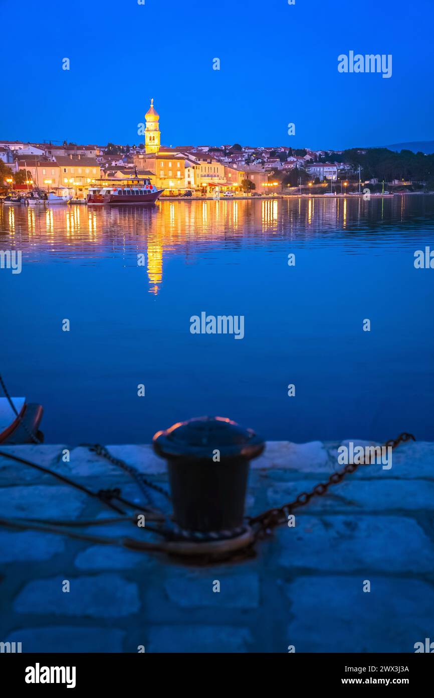 Cittadina dell'isola di Krk sera vista fronte mare, Quarnaro di Croazia Foto Stock