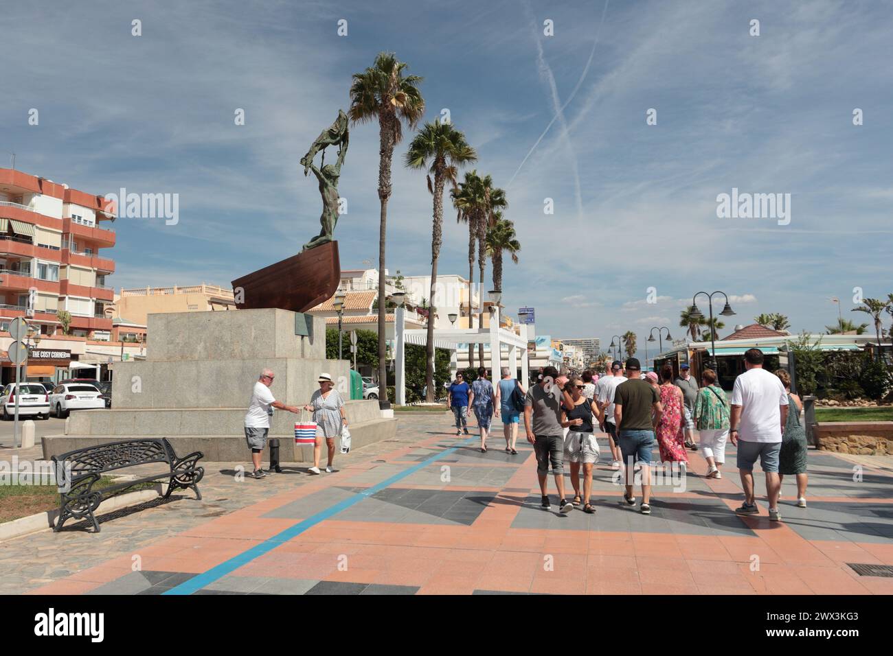 Passeggiata sulla spiaggia di la Carihuela con Monumento ai pescatori del Mediterraneo. Torremolinos, Málaga, Spagna. Foto Stock
