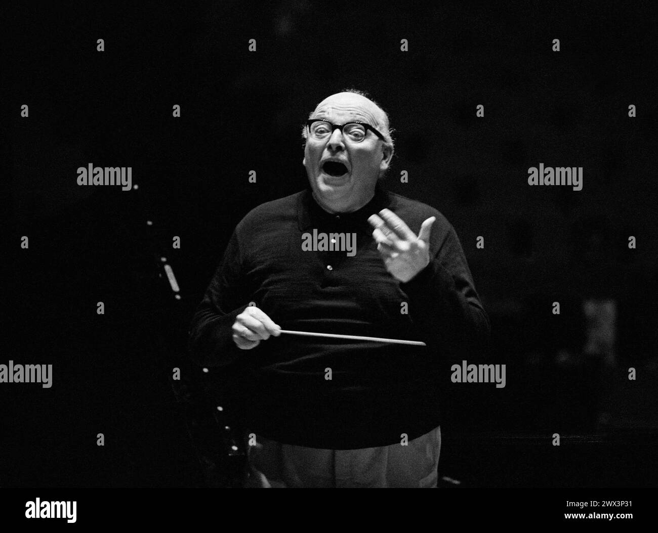 Josef Krips (direttore d'orchestra austriaco, 1902-1974) prova con la London Philharmonic Orchestra (LPO) alla Royal Festival Hall (RFH), Southbank Centre, Londra SE1 nel 1972 Foto Stock