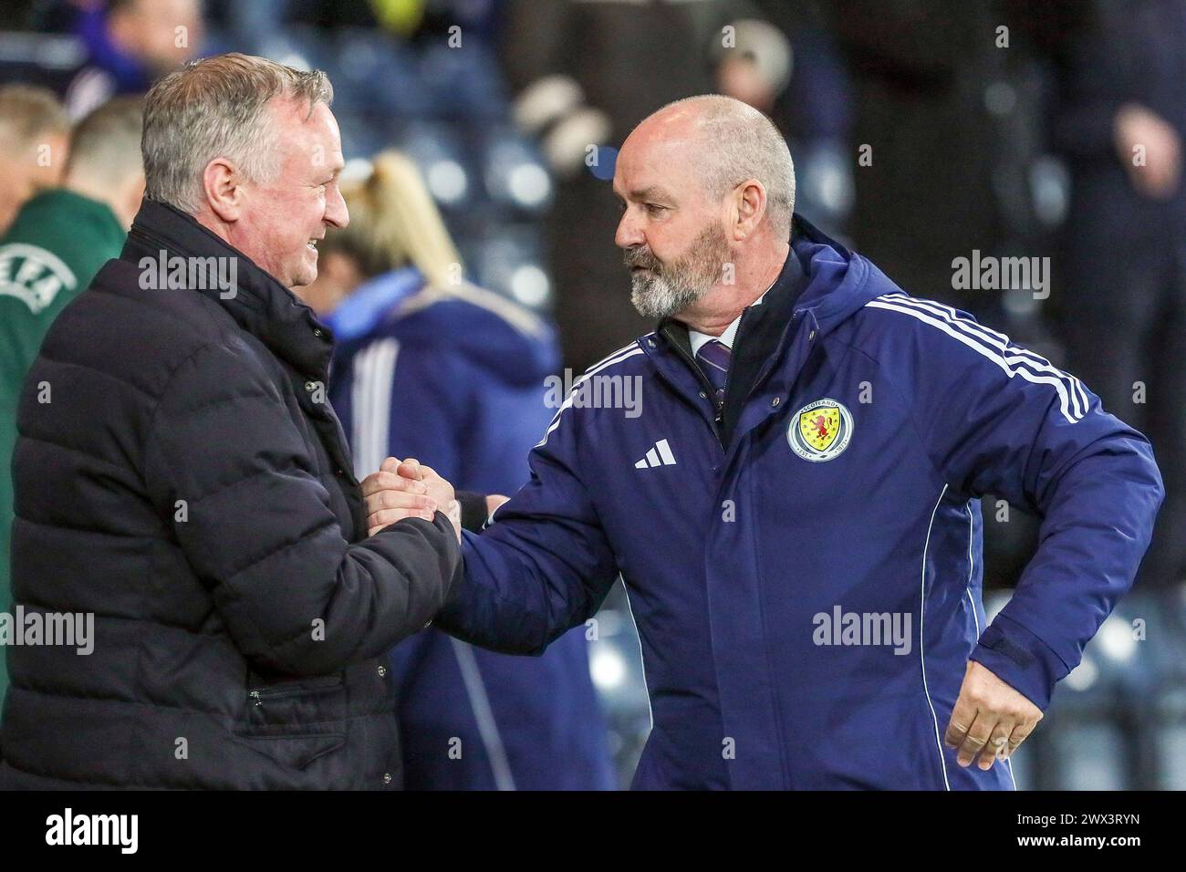 Steve Clarke (a destra) , allenatore della Nazionale di calcio scozzese, in conversazione con Michael o'Neill (a sinistra), allenatore dell'Irlanda del Nord Foto Stock