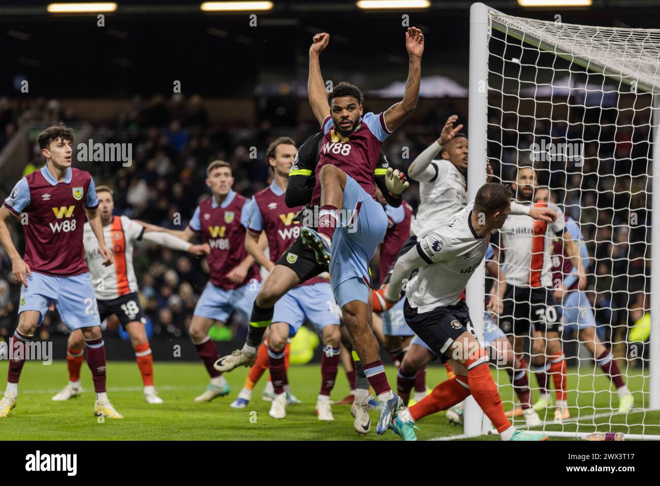 AZIONE GOAL MOUTH CON LYLE FOSTER BURNLEY FC V LUTON TOWN AL TURF MOOR STADIUM BURNLEY PER LA PREMIER LEAGUE 12 GENNAIO 2024 Foto Stock