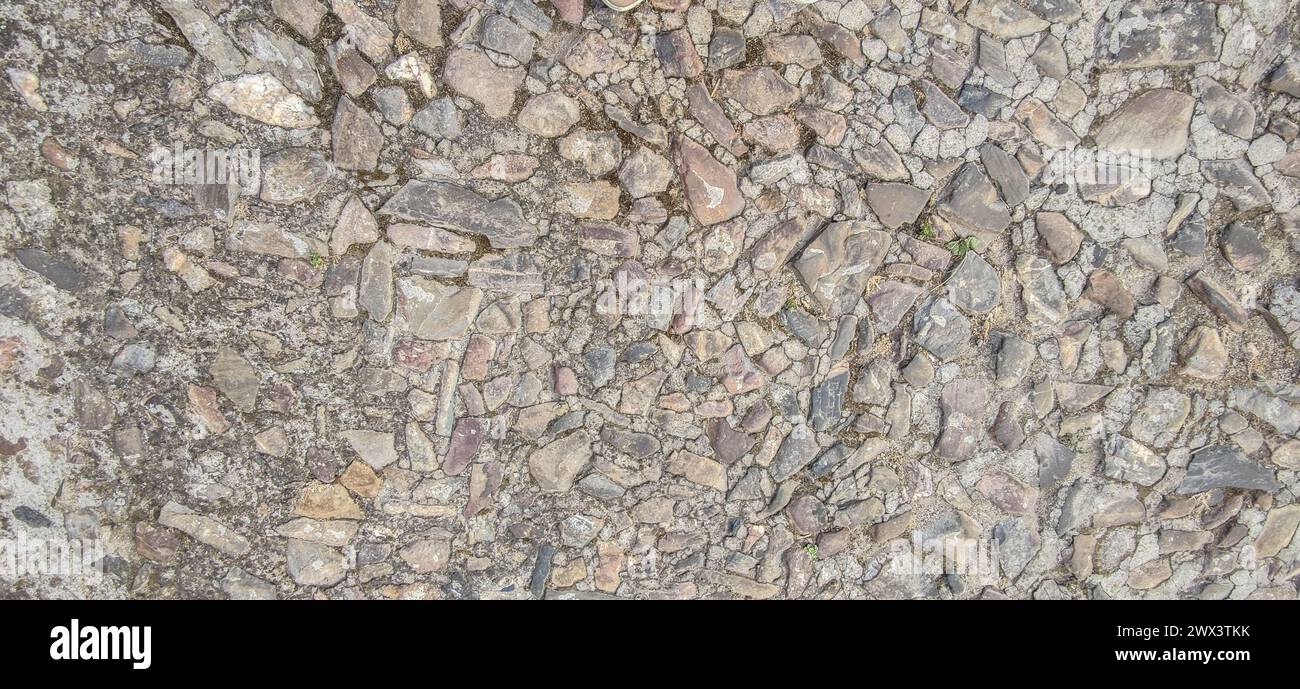 Pavimentazione in ciottoli con pietre di quarzite. Superficie stradale del complesso monumentale, Caceres, Spagna Foto Stock