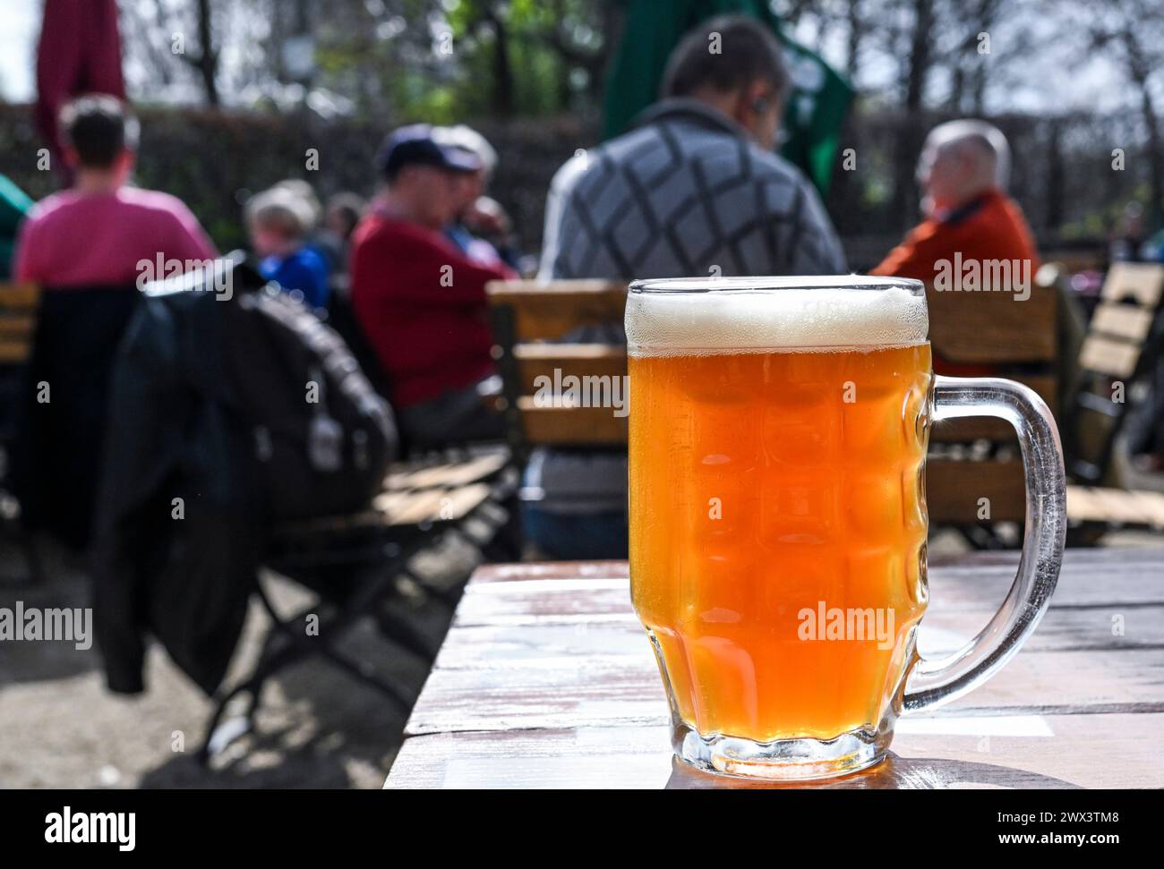 Berlino, Germania. 27 marzo 2024. Una birra è su un tavolo all'aperto nel giardino della birra Schleusenkrug. Crediti: Jens Kalaene/dpa/Alamy Live News Foto Stock