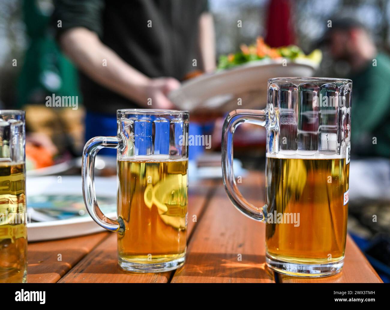 Berlino, Germania. 27 marzo 2024. Il cibo viene servito all'esterno nella birreria all'aperto Schleusenkrug per accompagnare la birra. Crediti: Jens Kalaene/dpa/Alamy Live News Foto Stock