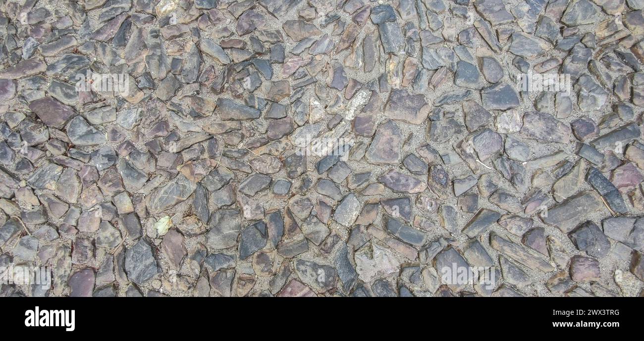 Pavimentazione in ciottoli con pietre di quarzite. Superficie stradale del complesso monumentale, Caceres, Spagna Foto Stock