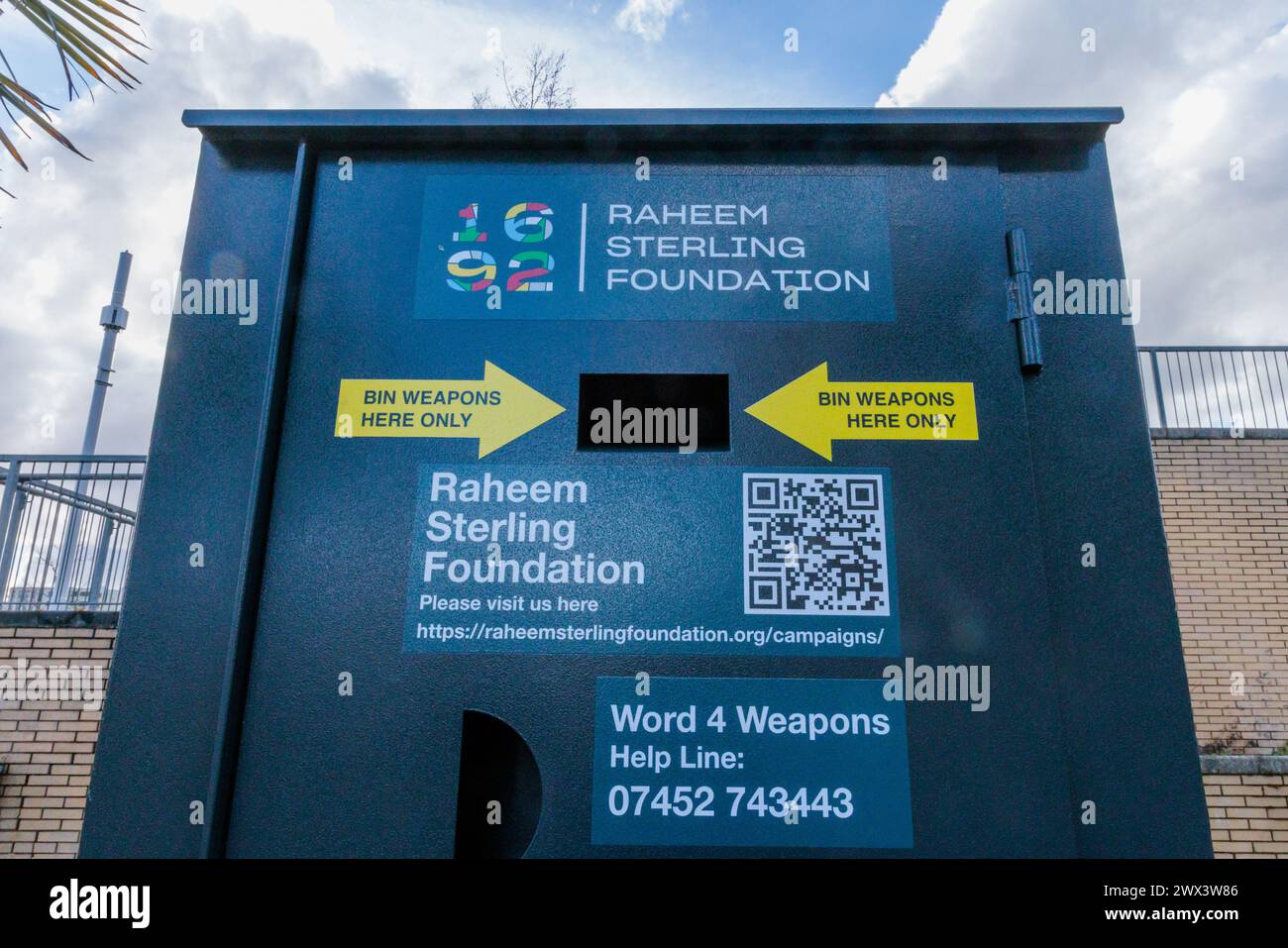 Knife Amnesty Bin, Wembley, Brent, Regno Unito. 27 marzo 2024. Un'iniziativa di beneficenza creata dal calciatore inglese Raheem Sterling ha installato sette contenitori di amnistia a Brent. Il progetto, per fornire un luogo sicuro e anonimo per lo smaltimento dei coltelli, nonché informazioni sulle opportunità di istruzione, occupazione e mobilità sociale, è una partnership tra la Raheem Sterling Foundation e Word 4 Weapons, un'importante organizzazione benefica per la consegna di armi. Uno dei bidoni, vicino allo stadio di Wembley, è vicino al luogo in cui Raheem Sterling ha frequentato la Copland School, ora Ark Elvin Academy. Foto: Amanda Rose/Alamy Live News Foto Stock