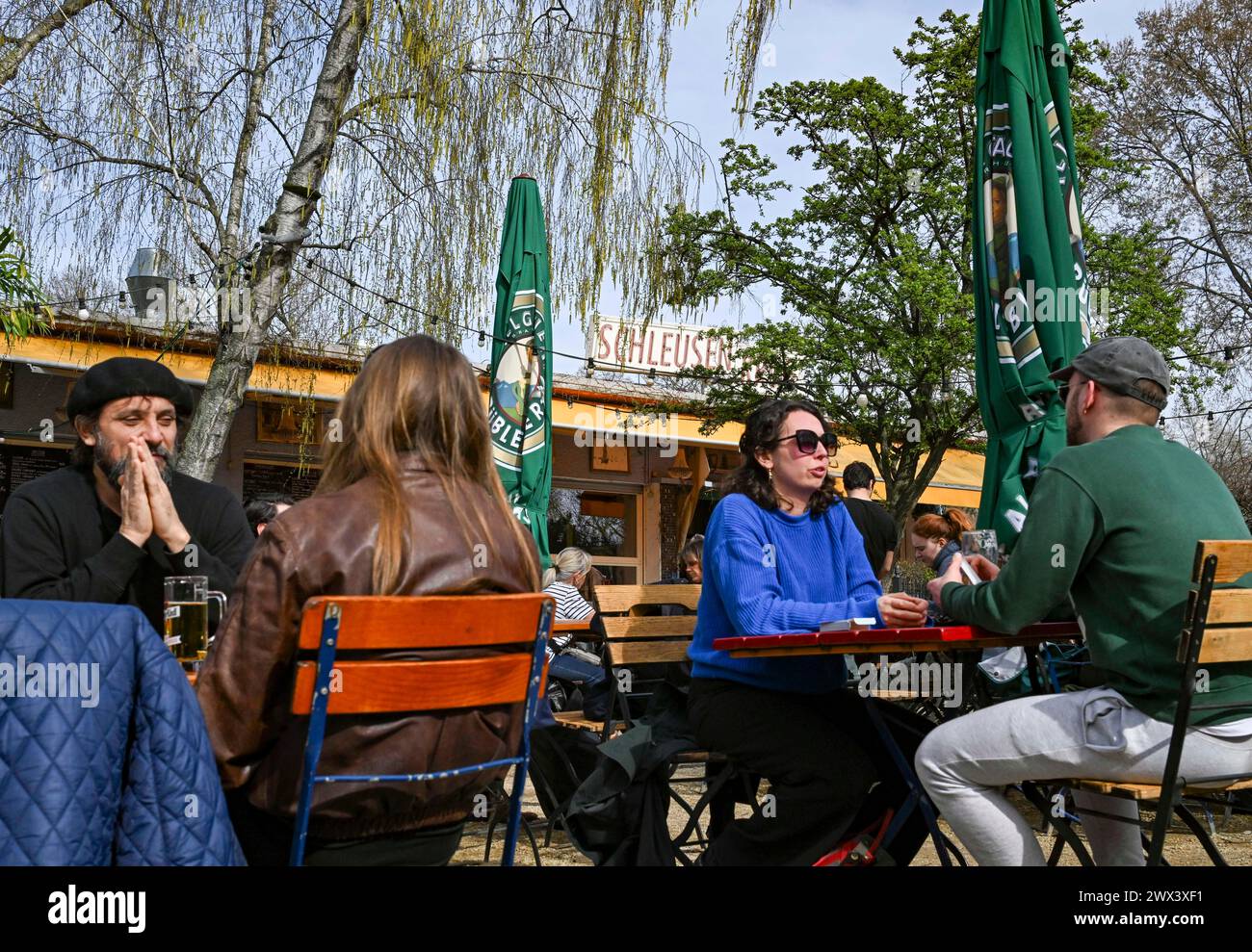 Berlino, Germania. 27 marzo 2024. Gli ospiti si siedono nella birreria all'aperto Schleusenkrug con il sole. Crediti: Jens Kalaene/dpa/Alamy Live News Foto Stock