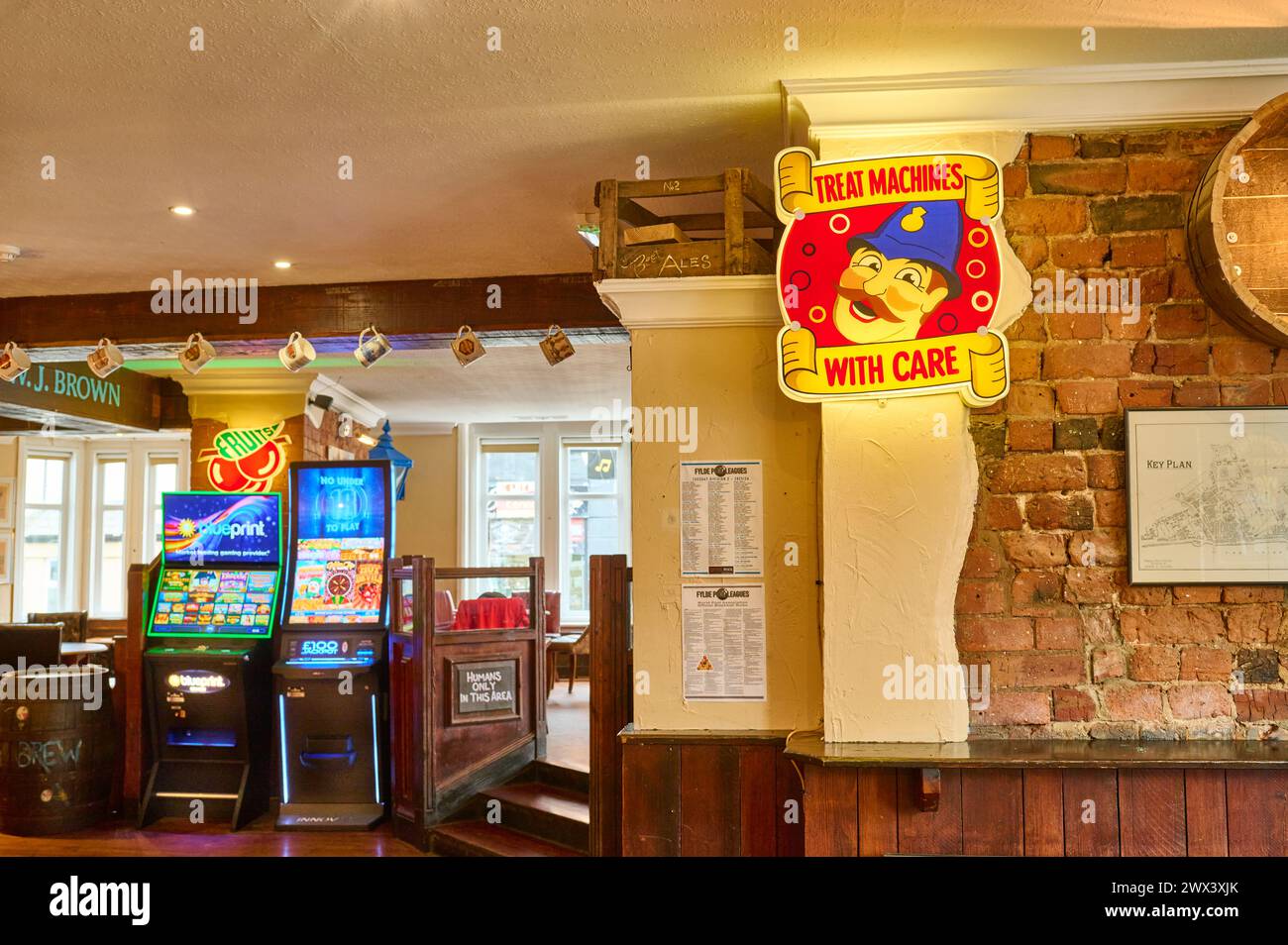 Un vecchio cartello illuminato della sala giochi ora installato in un pub Foto Stock