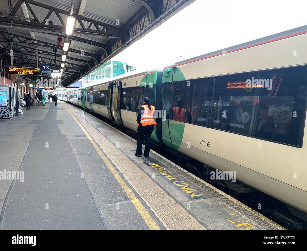 Clapham Junction, Londra, Regno Unito. 27 marzo 2024. Un treno Southern alla stazione ferroviaria di Clapham Junction a Londra. Il sindacato ferroviario Aslef ha annunciato che i macchinisti di sedici compagnie ferroviarie saranno in sciopero il 5, 6 e 8 aprile. Ci sarà anche un divieto di lavoro straordinario di sei giorni, poiché la lunga disputa per un aumento delle retribuzioni continuerà. Crediti: Maureen McLean/Alamy Foto Stock