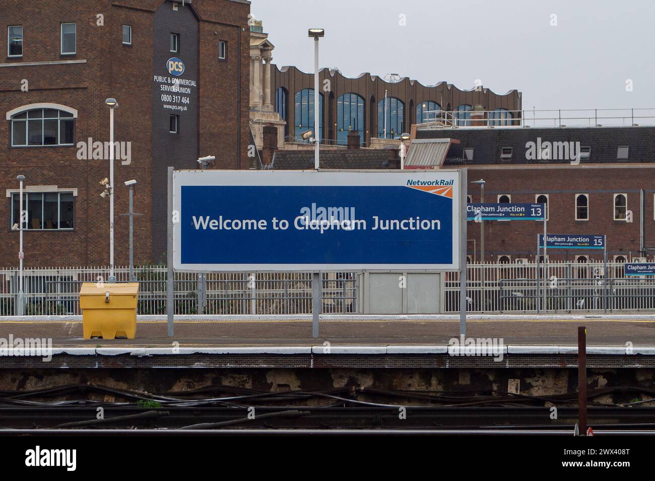 Clapham Junction, Londra, Regno Unito. 27 marzo 2024. Stazione ferroviaria di Clapham Junction a Londra. Il sindacato ferroviario Aslef ha annunciato che i macchinisti di sedici compagnie ferroviarie saranno in sciopero il 5, 6 e 8 aprile. Ci sarà anche un divieto di lavoro straordinario di sei giorni, poiché la lunga disputa per un aumento delle retribuzioni continuerà. Crediti: Maureen McLean/Alamy Foto Stock