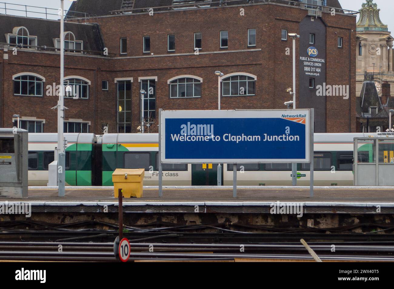 Clapham Junction, Londra, Regno Unito. 27 marzo 2024. Un treno Southern alla stazione ferroviaria di Clapham Junction a Londra. Il sindacato ferroviario Aslef ha annunciato che i macchinisti di sedici compagnie ferroviarie saranno in sciopero il 5, 6 e 8 aprile. Ci sarà anche un divieto di lavoro straordinario di sei giorni, poiché la lunga disputa per un aumento delle retribuzioni continuerà. Crediti: Maureen McLean/Alamy Foto Stock