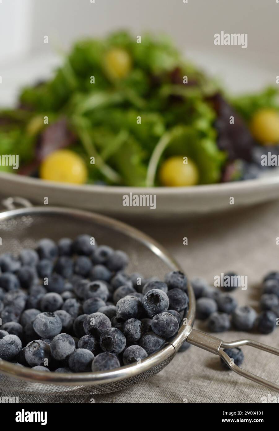 Mirtilli per un'insalata verde. Foto Stock