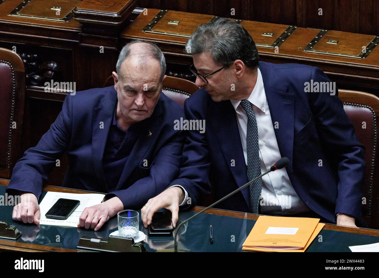 Roma, Italia. 27 marzo 2024. il ministro dell'economia Giancarlo Giorgetti e il ministro per gli affari regionali Roberto Calderoli (sx) alla camera dei deputati durante il tempo delle interrogazioni. Roma, Mercoled&#xec;, 27 marzo 2024 (foto Roberto Monaldo/LaPresse) il ministro dell'economia Giancarlo Giorgetti e il ministro degli affari regionali Roberto Calderoli (sinistra) alla camera dei deputati durante il tempo delle interrogazioni. Roma, mercoledì 27 marzo 2024 (foto di Roberto Monaldo/LaPresse) credito: LaPresse/Alamy Live News Foto Stock