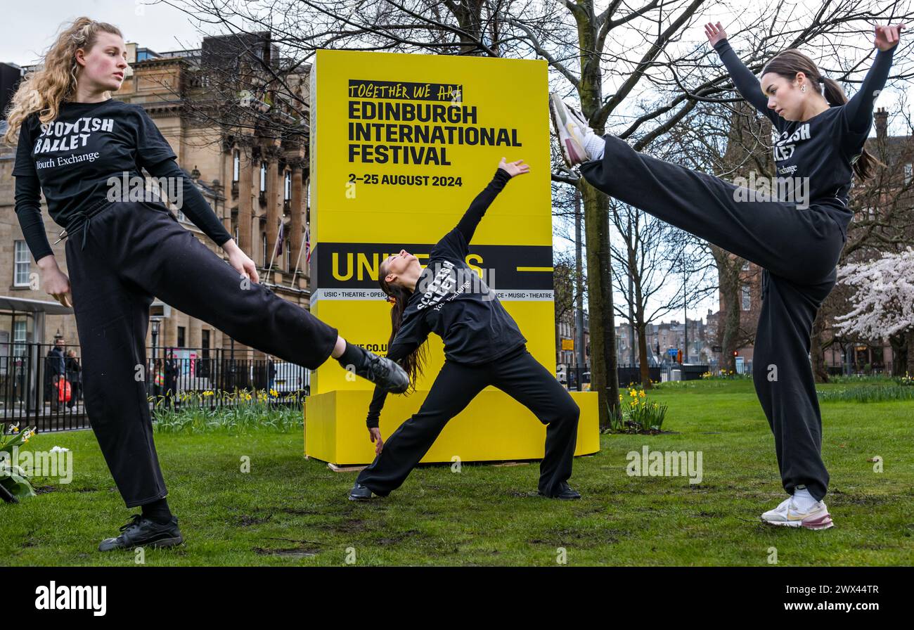 Giovani ballerini dello Scottish Ballet Youth Exchange ballano per lanciare l'Edinburgh International Festival, St Andrew Square, Edimburgo, Scozia, Regno Unito Foto Stock