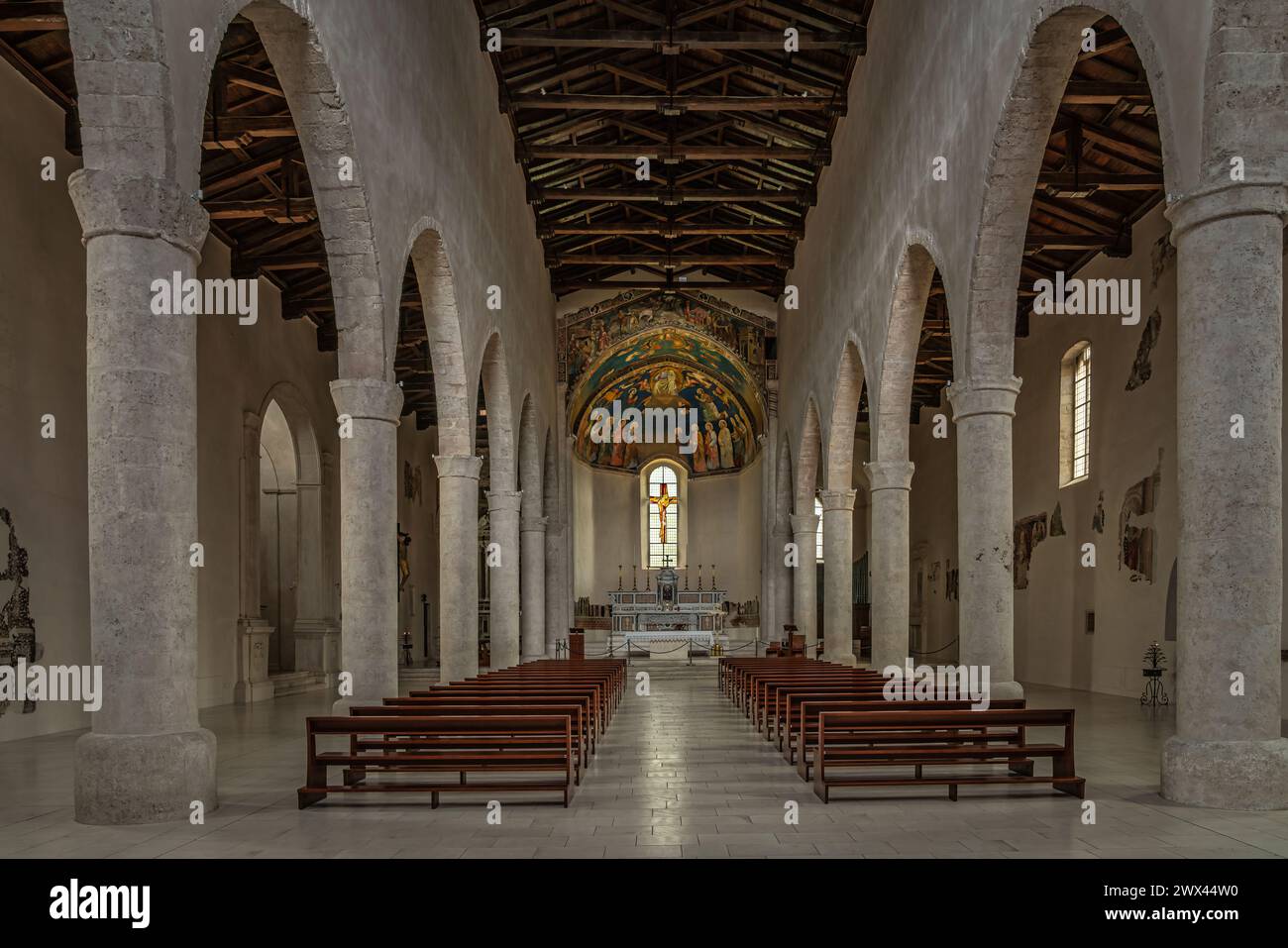 La navata centrale e l'altare maggiore della chiesa di San Silvestro. L'Aquila, Abruzzo, Italia, Europa Foto Stock