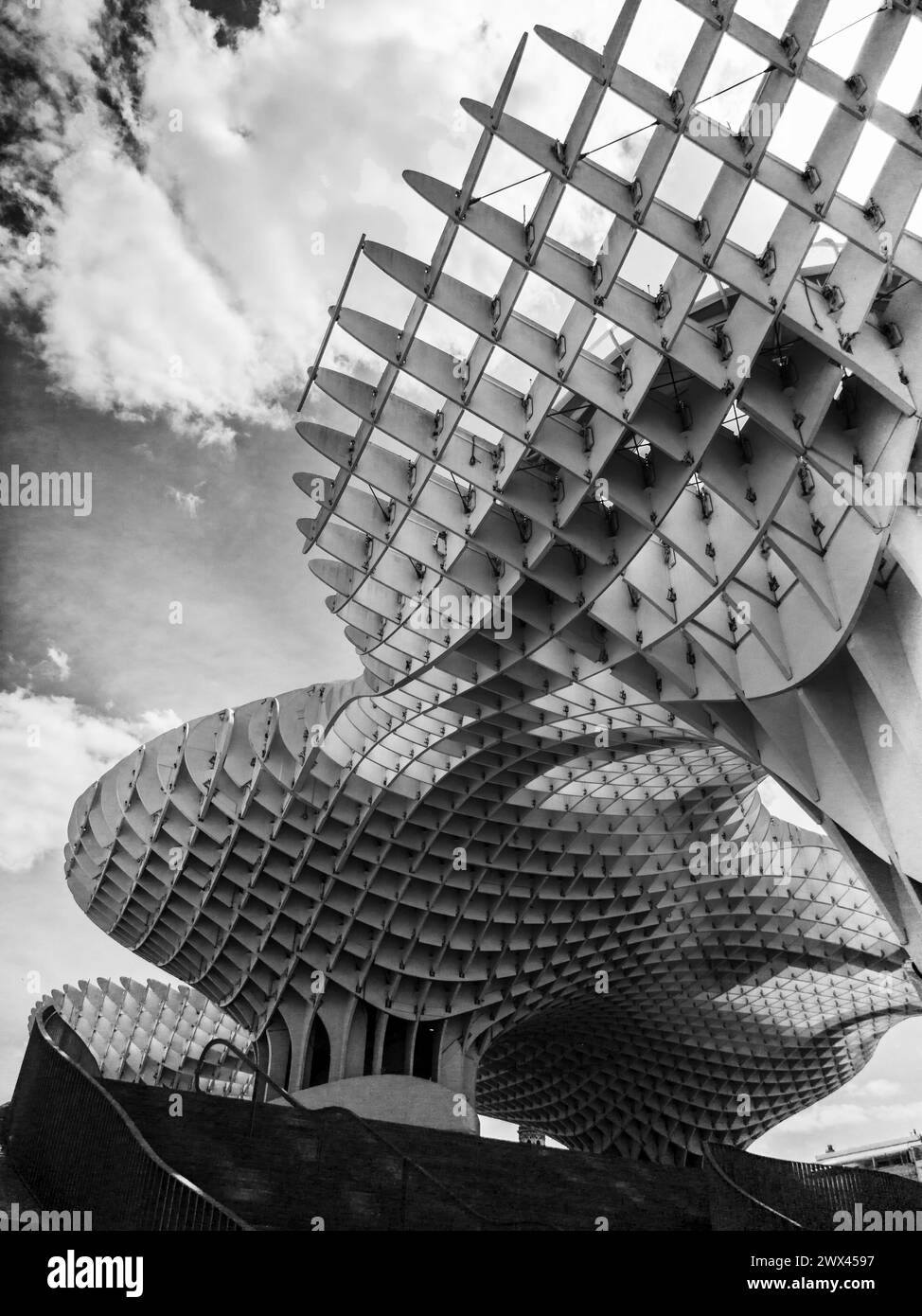 Siviglia, Spagna - 30 maggio 2022: L'architettura moderna 'Metropol Parasol - Setas de Sevilla' in Piazza Encarnation a Siviglia, Spagna. Foto Stock Siviglia, Spagna - 30 maggio 2022: L'architettura moderna 'Metropol Parasol - Setas de Sevilla' in Piazza Encarnation a Siviglia, Spagna. Foto Stock