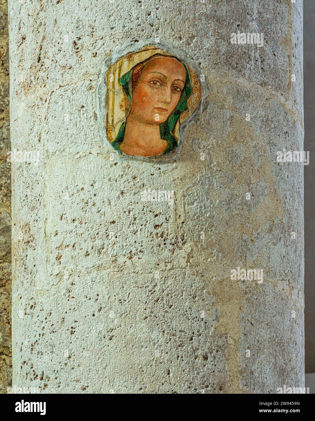 Resti di un affresco raffigurante un volto velato su una colonna nella chiesa di San Silvestro. L'Aquila, Abruzzo, Italia, Europa Foto Stock