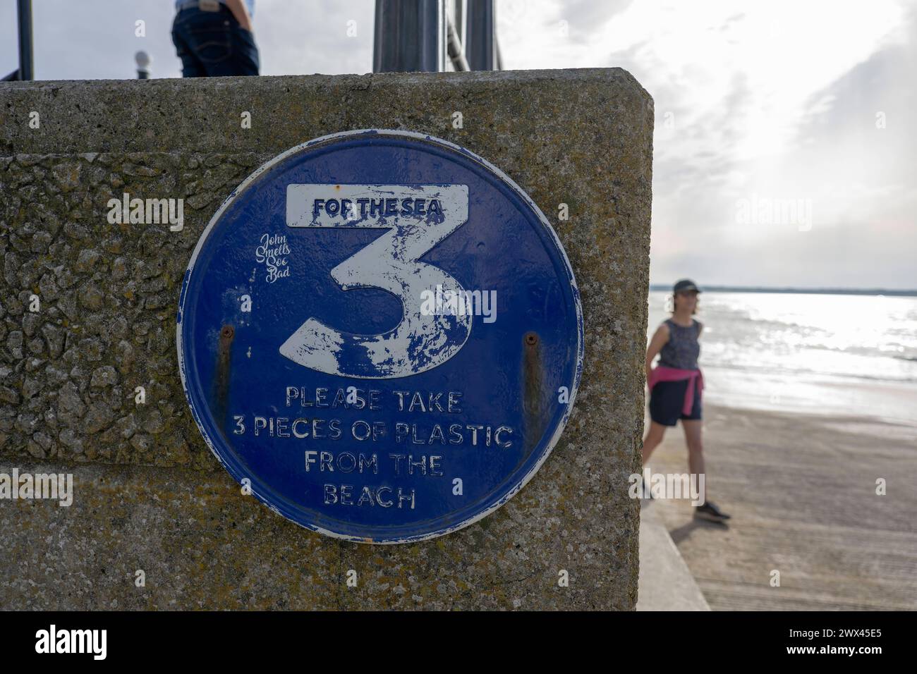 05.09.2023, Irland Land und Leute, Surfer- und Küstenstadt Tramore bei Waterford Irland im Südosten im County Waterford. Schild fordert jeden Besucher auf, 3 Plastk-Abfall-Teile aufzuräumen, um dem Müllproblem gemeinsam Herr zu werden. 05.09.2023, Irland Land und Leute 05.09.2023, Irland Land und Leute *** 05 09 2023, Irlanda e popolazione, Surfers e la città costiera di Tramore vicino a Waterford Irlanda nel sud-est nella contea di Waterford Sign chiedendo a ogni visitatore di pulire 3 pezzi di rifiuti di plastica per affrontare il problema dei rifiuti insieme 05 09 2023, Irlanda e persone 05 09 2023, Irelan Foto Stock
