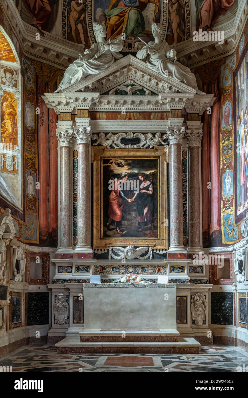 Edicola rinascimentale nella cappella di famiglia Branconio, con la pala d'altare della Visitazione di Raffaello Sansio. L'Aquila, Abruzzo, Italia, Europa Foto Stock