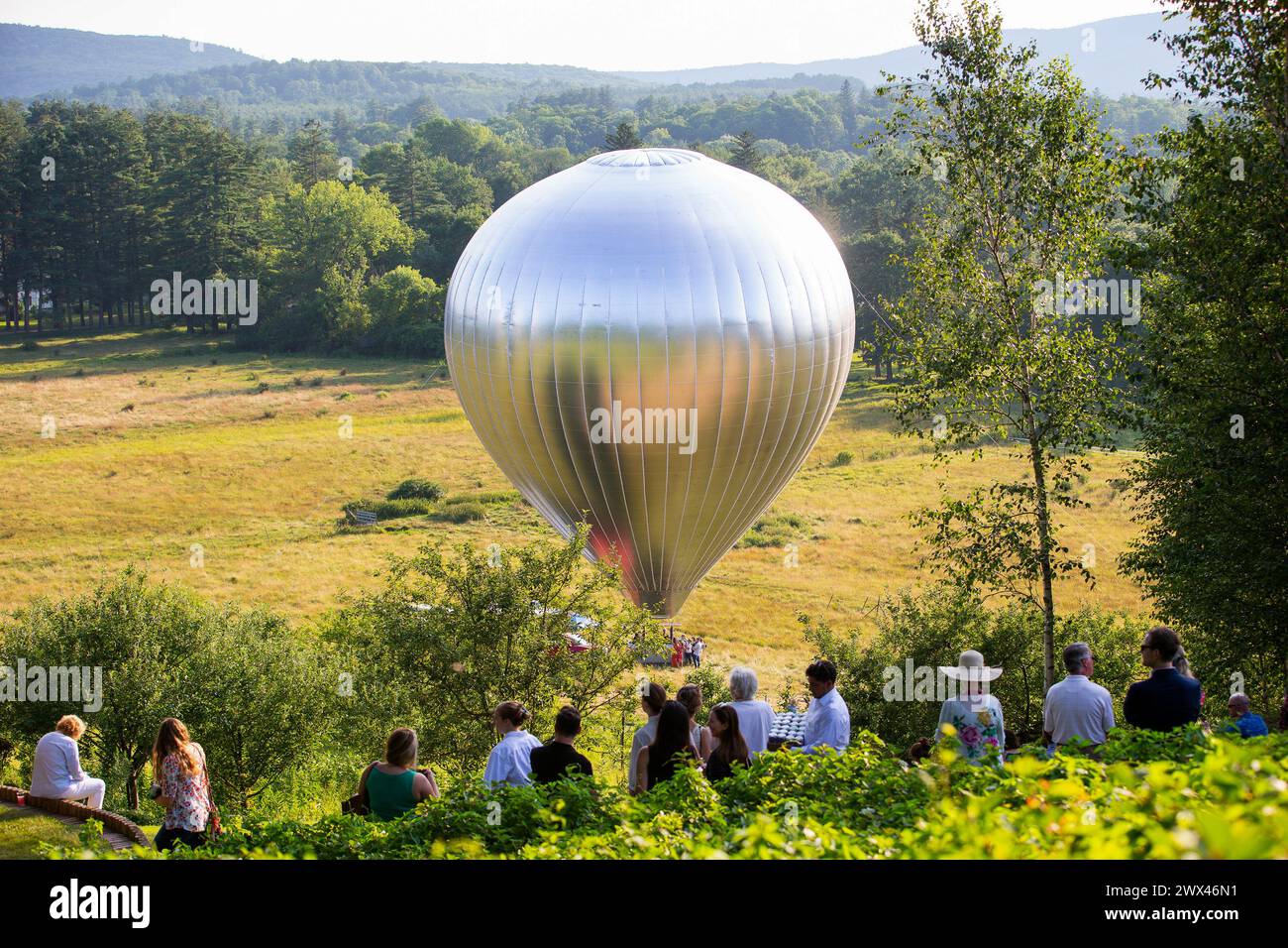 Una folla guarda una mongolfiera illuminata al Naumkeag di Stockbridge, Massachusetts, Stati Uniti Foto Stock