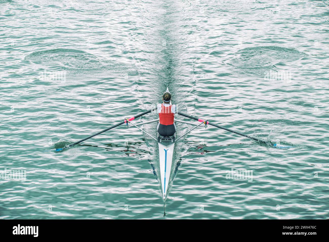 Foto dinamica dall'alto di un canottiere da competizione che tira la pala potente. Foto Stock