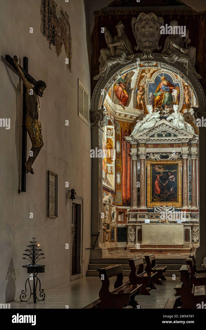 La cappella della famiglia Branconio nella chiesa di San Silvestro. Il crocifisso ligneo e la tela della Visitazione di Raffaello Sansio. L'Aquila Foto Stock